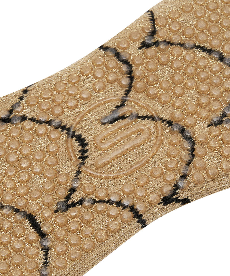 Gold scallop design adds a touch of elegance to your outfit