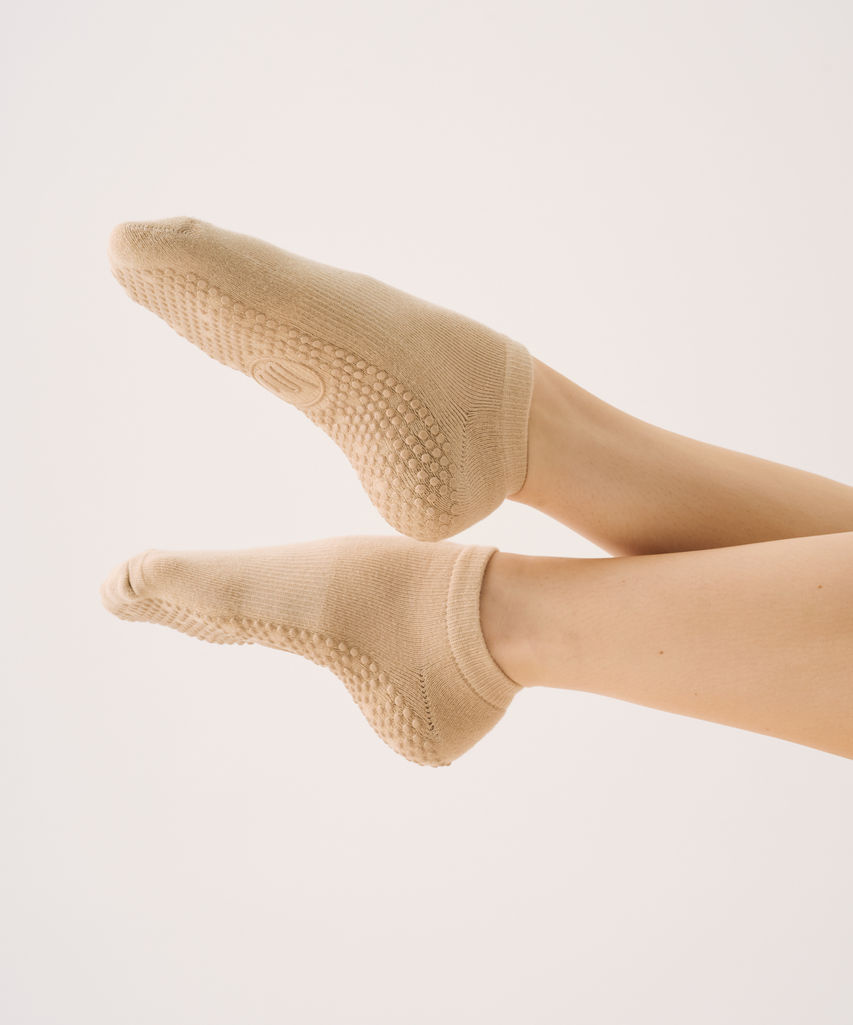 Classic Low Rise Grip Socks - Almond.